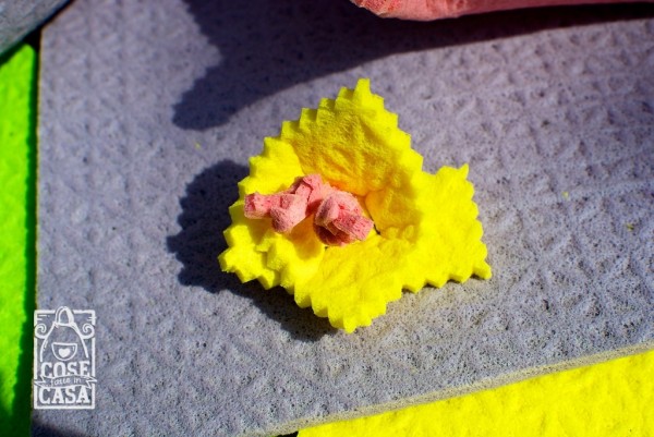 Cestini di spugna colorati per uova di Pasqua: un fiore