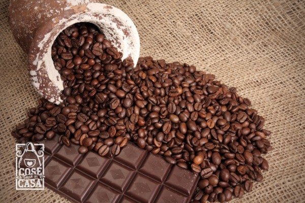 Chicchi di caffè ricoperti di cioccolato: caffè e cioccolato