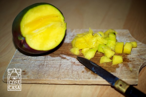 Insalata di mango e surimi: il mango