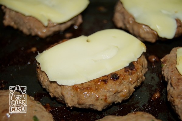 Hamburger alla piastra con caciocavallo silano: il formaggio