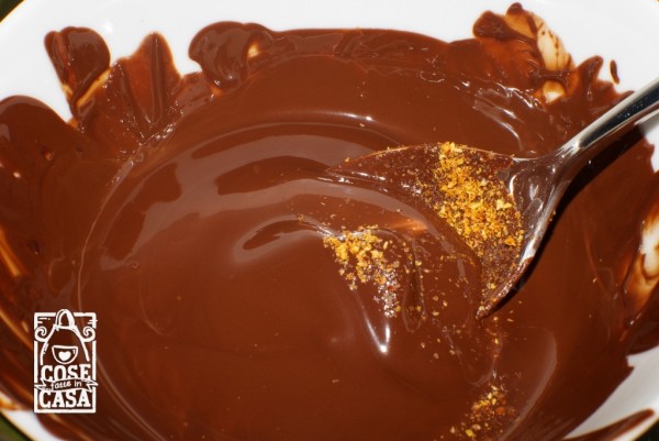 Cioccolatini al peperoncino fatti in casa: il cioccolato temperato