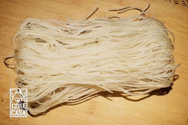 Spaghetti di riso con gamberetti e zucchine: gli spaghetti di riso