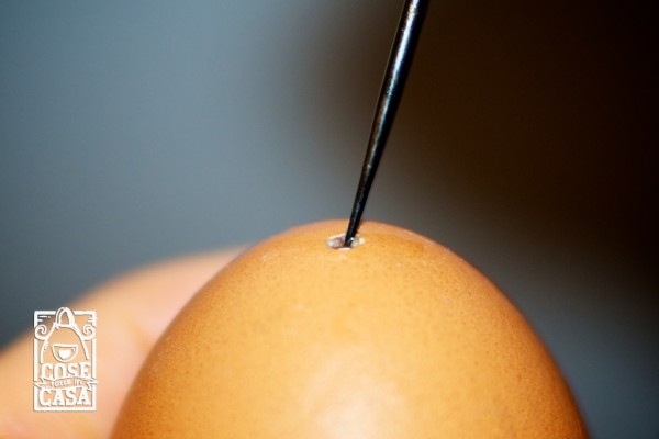 Segnaposto personalizzati per Pasqua: realizzazione di un foro sull'uovo