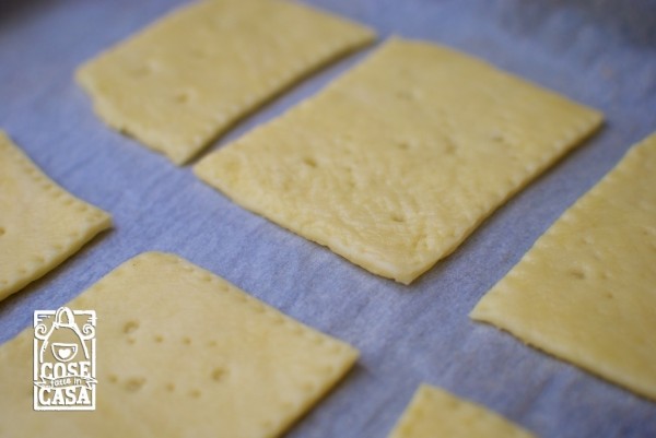 Cracker fatti in casa: i cracker nella teglia