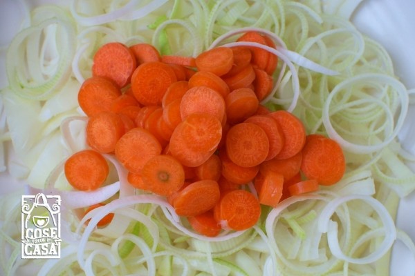 Minestra di piselli e fave: le carote la cipolla