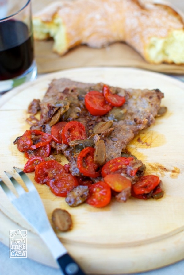 Fettine di vitello con olive e pomodorini: il piatto in tavola