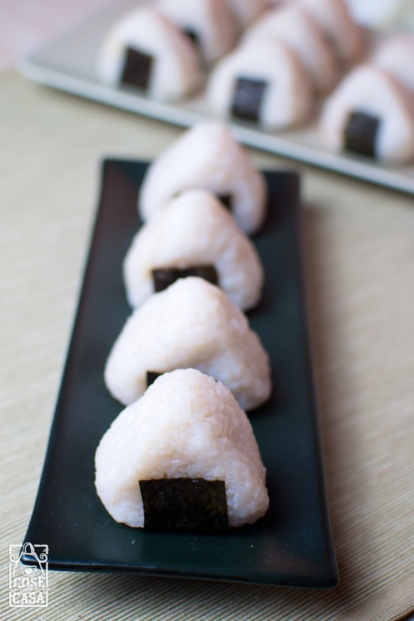 Onigiri fatti in casa: gli onigiri pronti per essere mangiati.