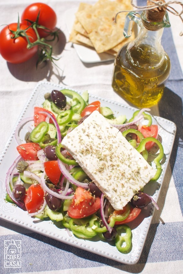 Un'insalata greca come souvenir di Santorini.