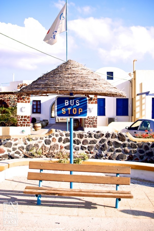 Un'insalata greca come souvenir di Santorini: la fermata dell'autobus.
