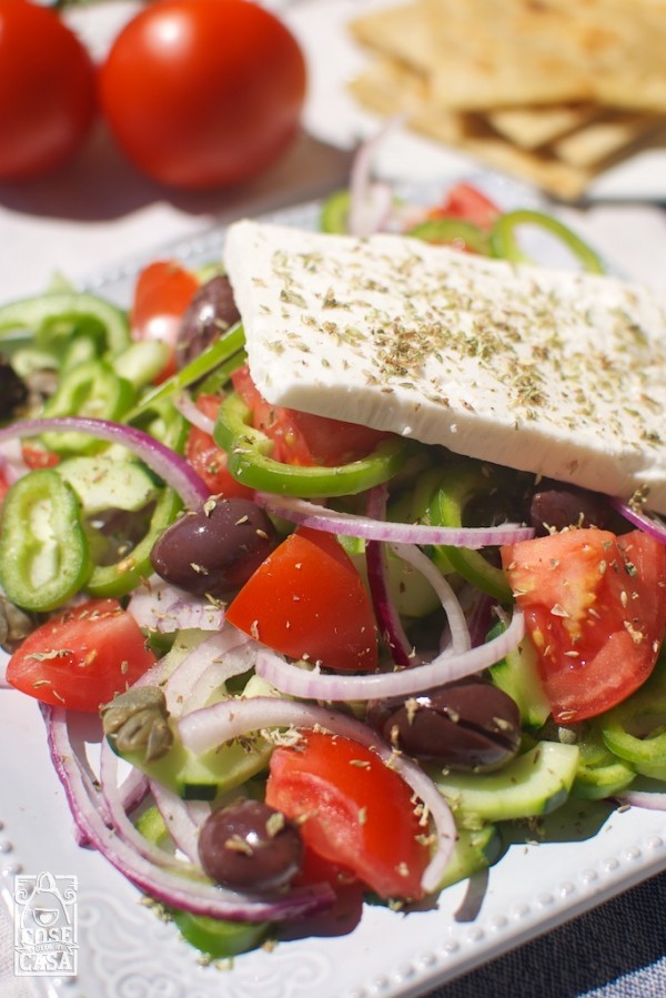 Un'insalata greca come souvenir di Santorini: un dettaglio.