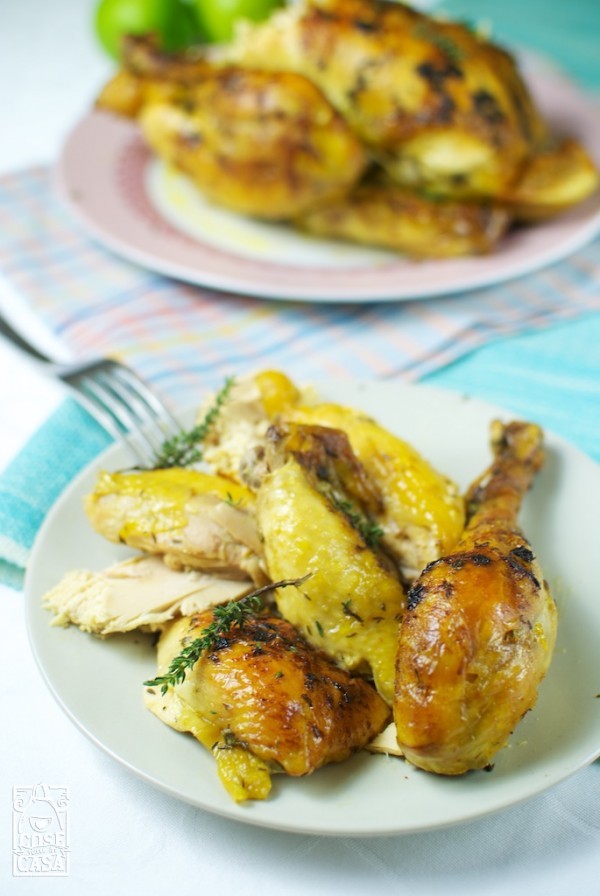 Pollo con timo e limone: un dettaglio del pollo arrosto.
