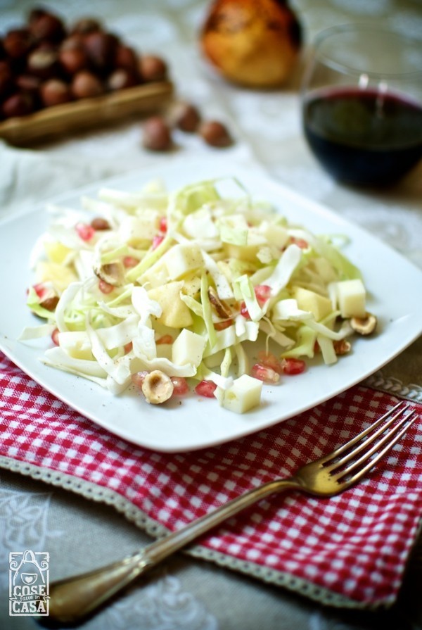 Insalata di cavolo verza con melagrana e nocciole: la ricetta dell'insalata di cavolo verza.