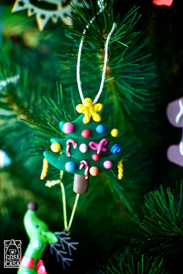Decorazioni natalizie di pasta polimerica: le decorazioni fatte a mano sull'albero.
