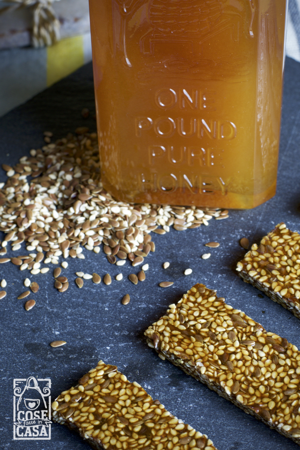 Barrette al miele con semi di sesamo e lino: le barrette, i semi e il miele.